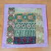 almofada indiana com diversos retalhos de tecidos indianos, bordados e costuras (patchwork hindú), rosa e color