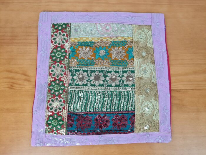 almofada indiana com diversos retalhos de tecidos indianos, bordados e costuras (patchwork hindú), rosa e color