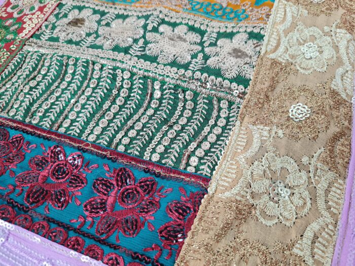 Capa de almofada indiana patchwork toda bordada rosa e coloridos