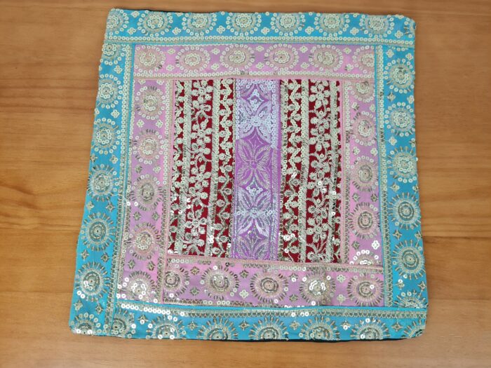 Capa de almofada indiana patchwork toda bordada rosa e azul clarinhos com coloridos