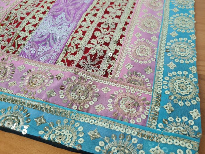 Capa de almofada indiana patchwork toda bordada verde rosa e color