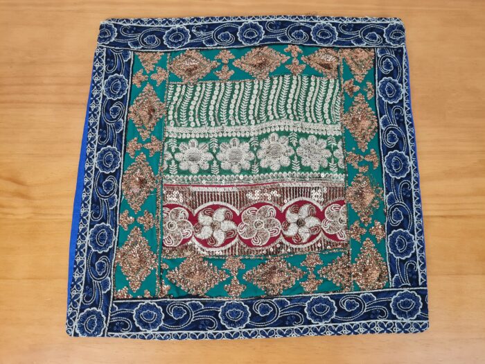 Capa de almofada indiana patchwork toda bordada azul e verde
