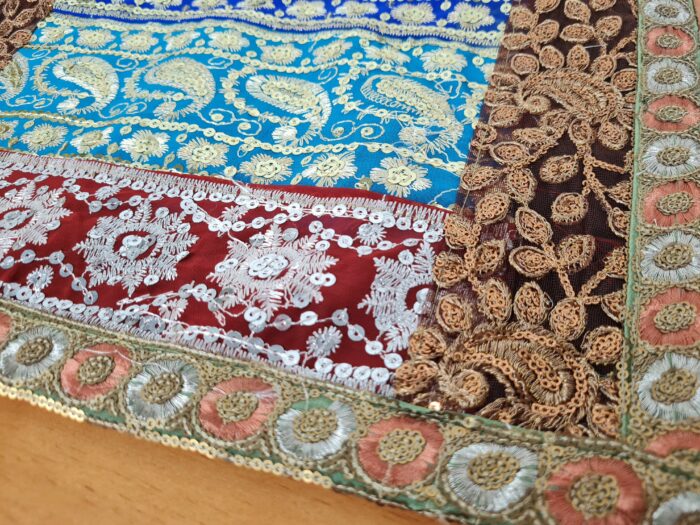 Capa de almofada indiana patchwork toda bordada mix de cores III