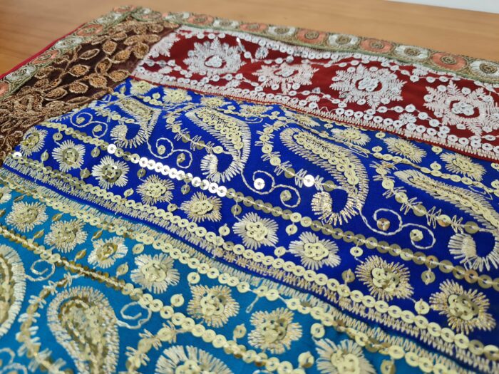 Capa de almofada indiana patchwork toda bordada mix de cores III