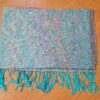 Lindíssima echarpe ou lenço indiano com estampas de arabescos e paisleys azul e tons claros