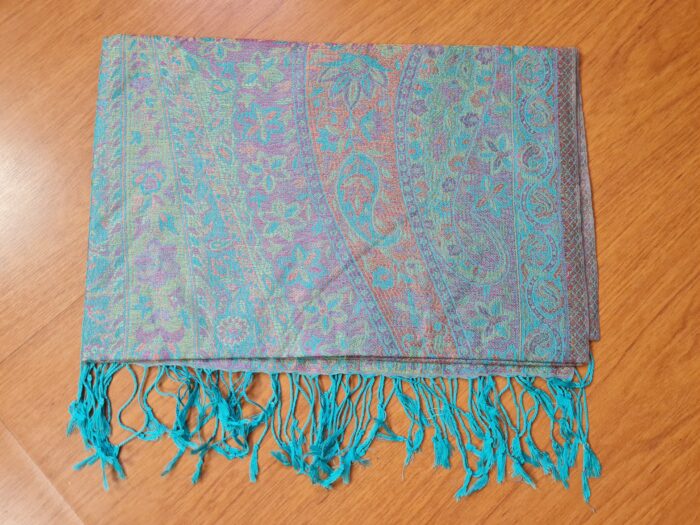 Lindíssima echarpe ou lenço indiano com estampas de arabescos e paisleys azul e tons claros