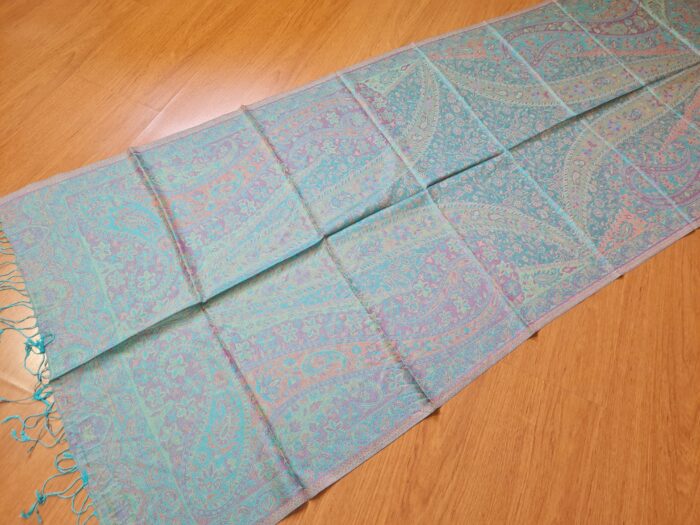 Echarpe indiana algodão com viscose estampa floral azul claro e tons suaves