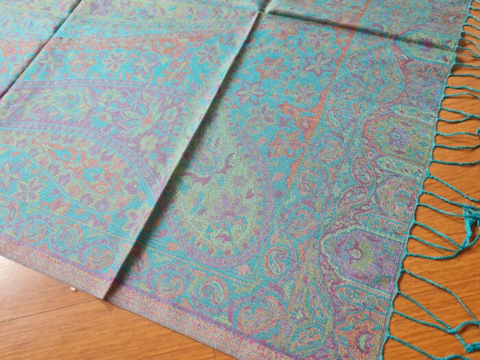 Echarpe indiana algodão com viscose estampa floral azul claro e tons suaves