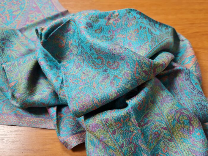 Echarpe indiana algodão com viscose estampa floral azul claro e tons suaves