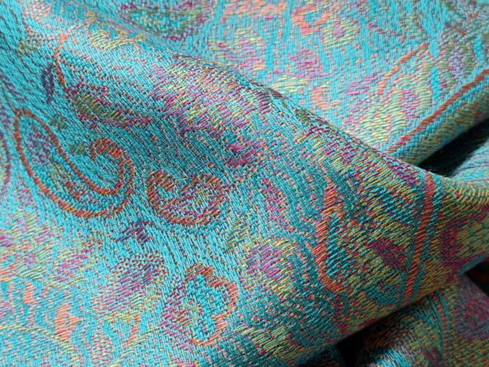 Echarpe indiana algodão com viscose estampa floral azul claro e tons suaves