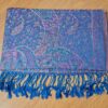lenço indiano de tecido macio, com base em viscose e algodão, estampa arabescos, com franjas nas pontas, dupla face, azul e coloridos