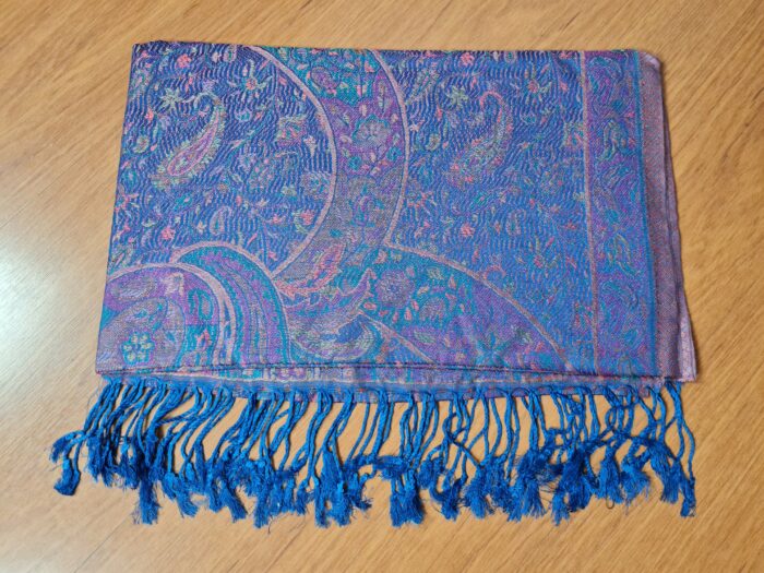 lenço indiano de tecido macio, com base em viscose e algodão, estampa arabescos, com franjas nas pontas, dupla face, azul e coloridos