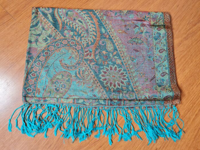 lenço indiano de tecido macio, com base em viscose e algodão, estampa arabescos, com franjas nas pontas, dupla face, azul claro e tons suaves