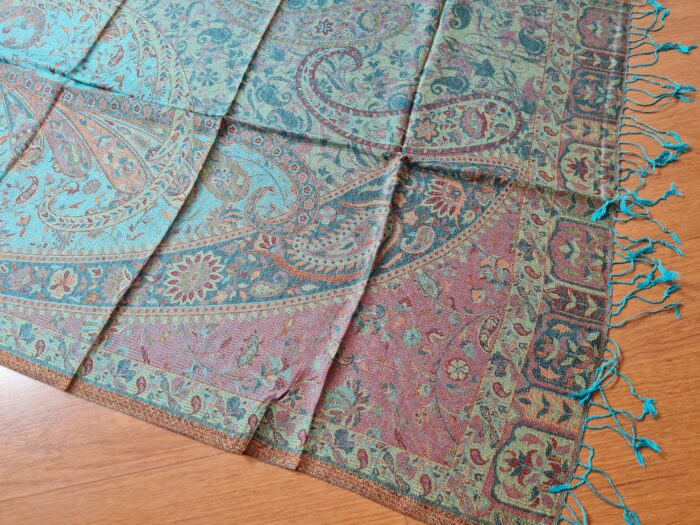 Echarpe indiana algodão com viscose estampa floral azul claro e color