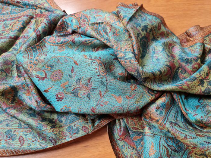 Echarpe indiana algodão com viscose estampa floral azul claro e color