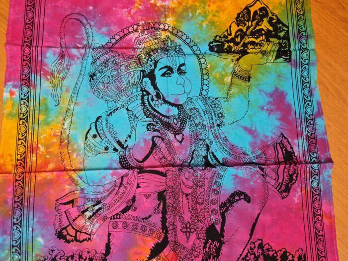 Hanuman é conhecido por sua extraordinária força, coragem, devoção e inteligência. Ele desempenha um papel crucial no épico hindu Ramayana, onde é retratado como o principal ajudante e devoto leal do Senhor Rama.