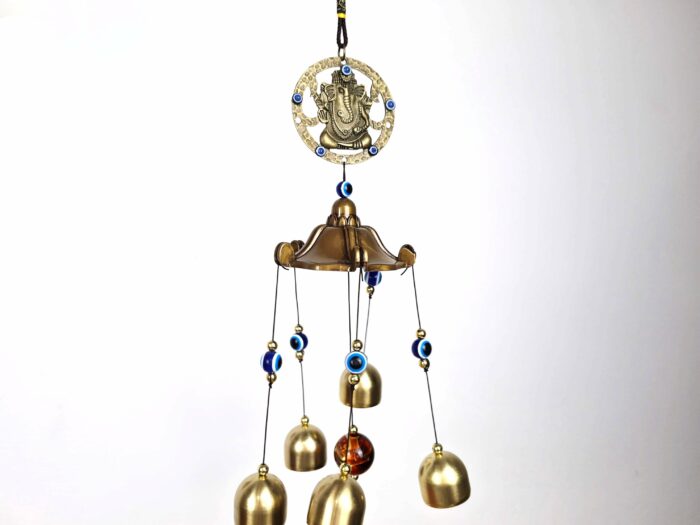Sino dos ventos ou móbile com imagem de Ganesha Uma bela peça que emite um som delicado quando balançado pelos ventos. Tem 55cm de comprimento.