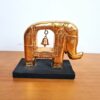 20240402_161204 Elefante esculpido em madeira com sino 15cm dourado