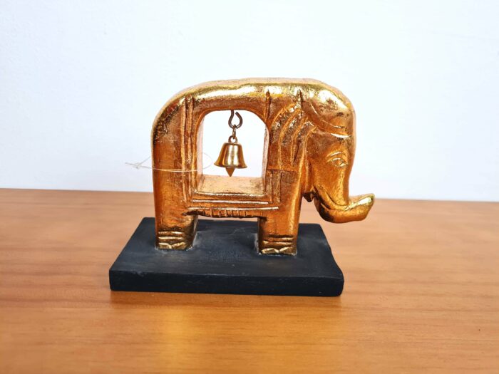 20240402_161204 Elefante esculpido em madeira com sino 15cm dourado