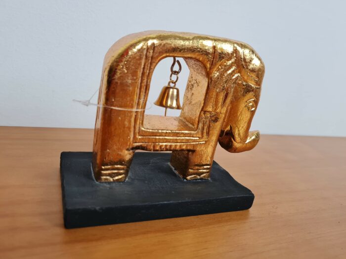 20240402_161206 Elefante esculpido em madeira com sino 15cm dourado