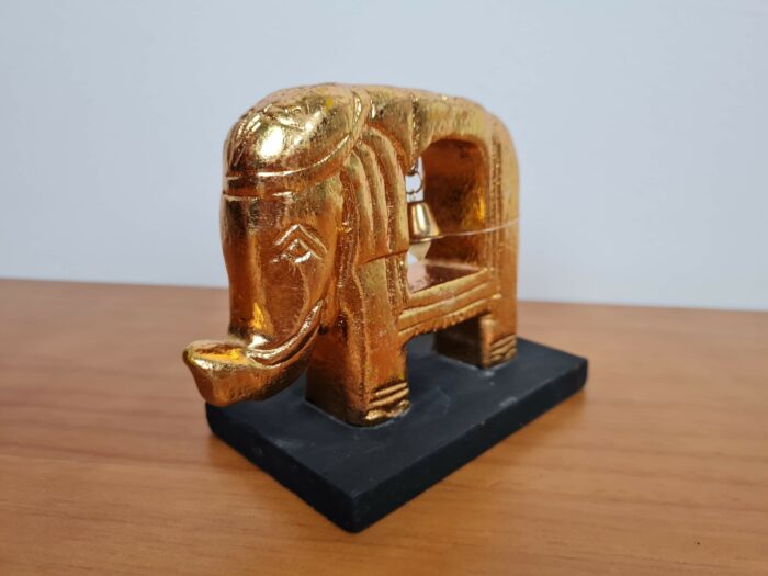 20240402_161211 Elefante esculpido em madeira com sino 15cm dourado