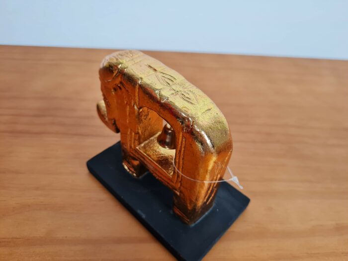 20240402_161216 Elefante esculpido em madeira com sino 15cm dourado