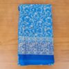 Sari indiano com estampa de floral azul com pontos de luz prateados