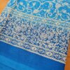 Sari indiano com estampa de floral azul com pontos de luz prateados