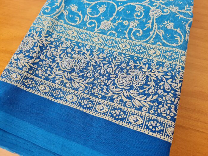 Sari indiano com estampa de floral azul com pontos de luz prateados