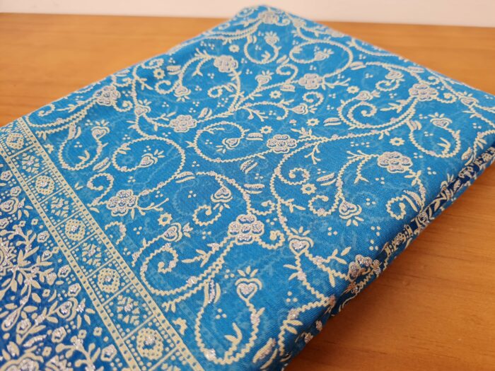 Sari indiano com estampa de floral azul com pontos de luz prateados
