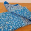 Sari indiano com estampa de floral azul com pontos de luz prateados