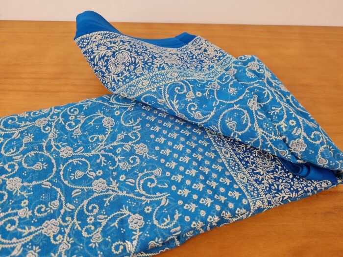 Sari indiano com estampa de floral azul com pontos de luz prateados