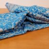 Sari indiano com estampa de floral azul com pontos de luz prateados