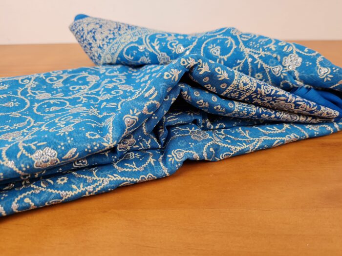 Sari indiano com estampa de floral azul com pontos de luz prateados