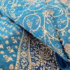 Sari indiano com estampa de floral azul com pontos de luz prateados