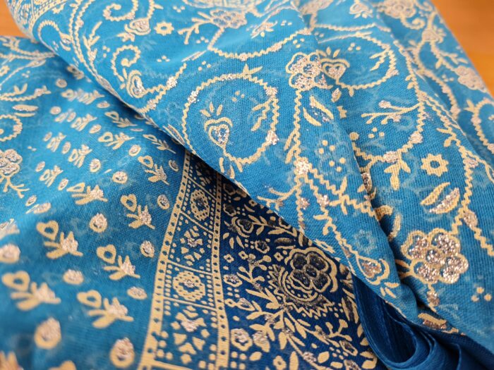 Sari indiano com estampa de floral azul com pontos de luz prateados