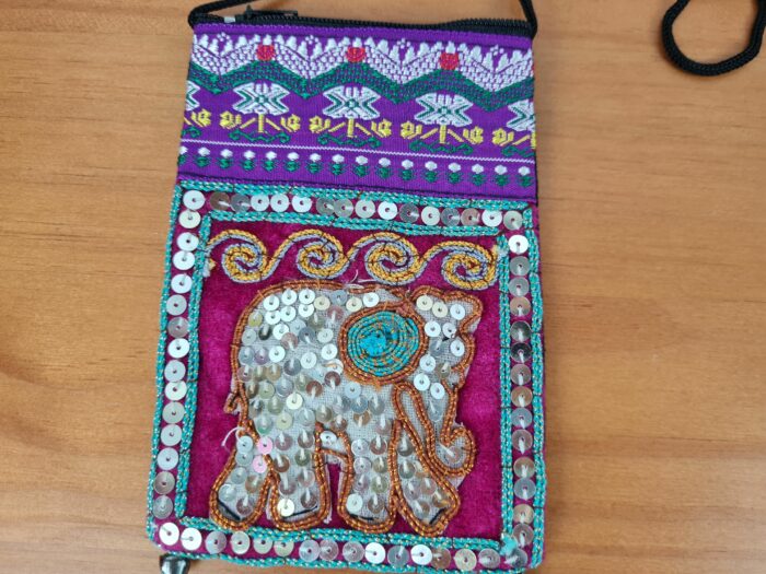 Bolsinha multiuso ou Porta celular bordado de elefante uva e color