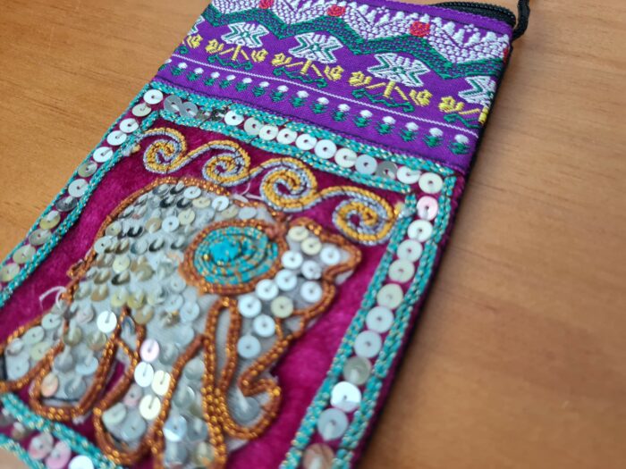 Bolsinha multiuso ou Porta celular bordado de elefante uva e color