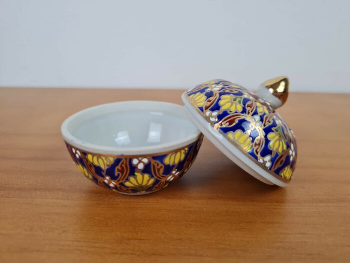Mini porta joias Tailandês de porcelana pintado a mão azul vinho e amarelo