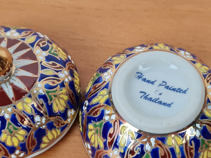 Mini porta joias Tailandês de porcelana pintado a mão azul vinho e amarelo
