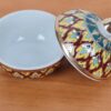 Mini porta joias Tailandês de porcelana pintado a mão vinho e amarelo