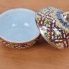 Mini porta joias Tailandês de porcelana pintado a mão marrom amarelo