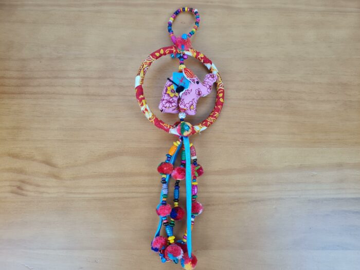 Lindo móbile com elefante artesanal feitos a mão com revestimento de tecidos, fitas, contas, pompons e guizos. Para decorar ambientes. rosa