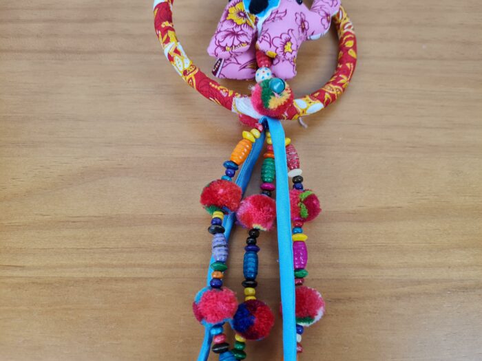 Móbile de elefante artesanal colorido com guizos elefantinho rosa