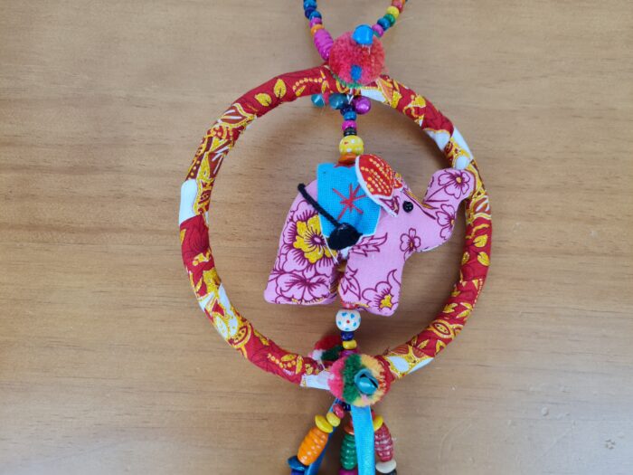 Móbile de elefante artesanal colorido com guizos elefantinho rosa