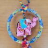 Móbile de elefante artesanal colorido com guizos elefantinho rosa floral