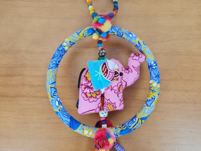 Móbile de elefante artesanal colorido com guizos elefantinho rosa floral
