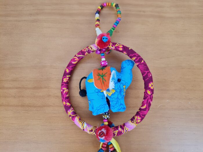 Móbile de elefante artesanal colorido com guizos elefantinho azul claro
