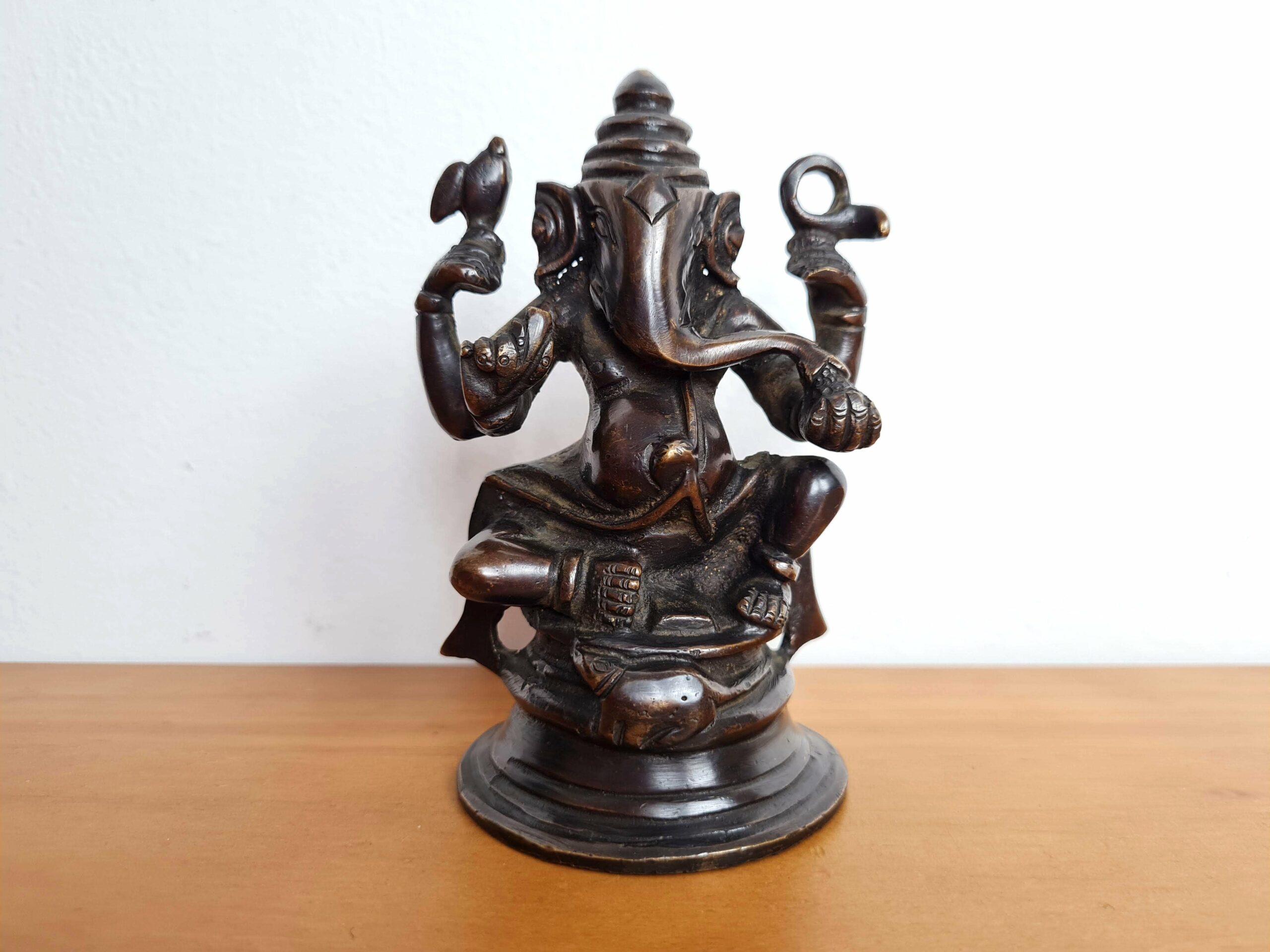 20240419_104832 Estátua do Deus Ganesha em metal brass dark com 12cm