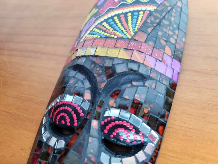 Máscara Tribal em Madeira feito a mão colorida 30cm